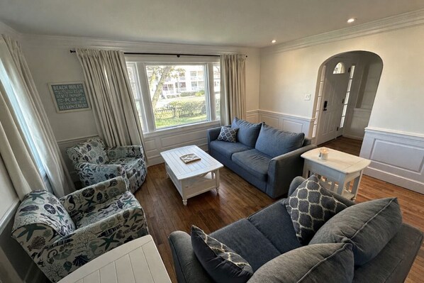 Living area - The 9th Street Cottage - Walk to Beach & Boardwalk - Family Cottage - 4 Bedroom (Ocean City)