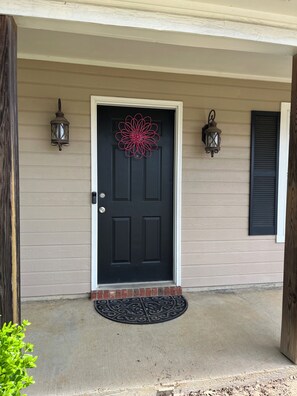 Exterior detail - Cozy 2-bedroom family-friendly house featuring beautiful murals by local artist. (Brandon)