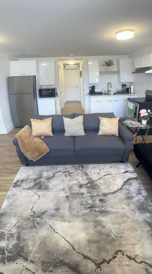 Room, 1 Bedroom | Living area