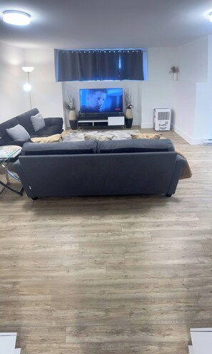 Room, 1 Bedroom | Living room