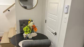 Room, 1 Bedroom | Dining