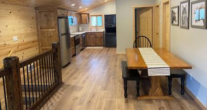 Island Retreat Near Yellowstone Cozy 2 bedroom Carriage House in Island Park ID