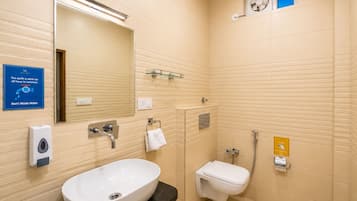 Toalhas de banho, sabonete, shampoo, papel higiênico