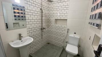 Deluxe tweepersoonskamer, niet-roken | Badkamer