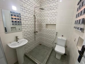 Deluxe tweepersoonskamer, niet-roken | Badkamer