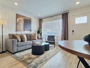 Living area - Quiet Escape, Free Parking, Near Downtown Hotspots (Birmingham)