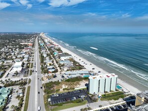 On the beach - Ocean Trillium 502 - Beachfront Condo with Oceanfront Pool (New Smyrna Beach)
