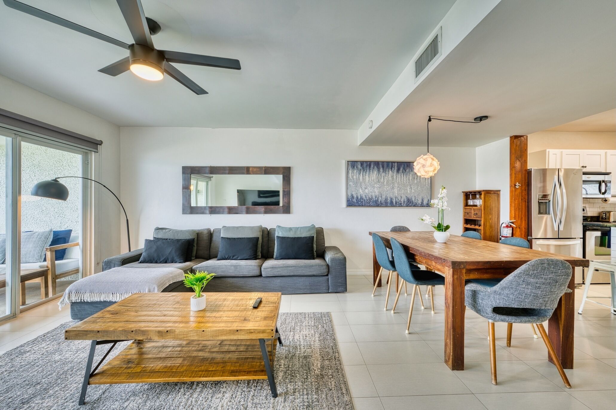 Ein modernes Wohnzimmer mit Sofa, Couchtisch, Esstisch und Stühlen.