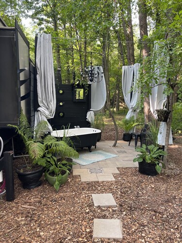 Glamping 4 miles from Dunes State Park close to town however secluded& private.