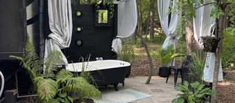 Glamping 4 miles from Dunes State Park close to town however secluded& private.