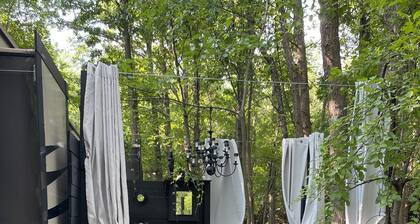 Glamping 4 miles from Dunes State Park close to town however secluded& private.