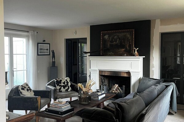 TV, fireplace