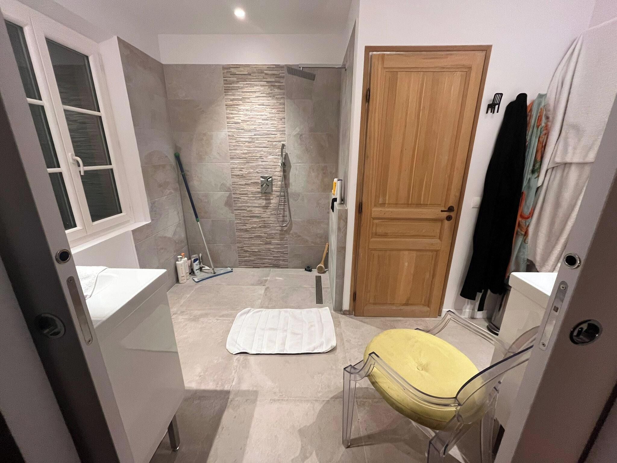Shower, towels