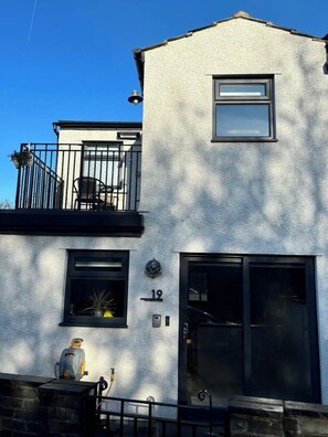 Exterior - House Sleeps 5 with Parking (Lancaster)