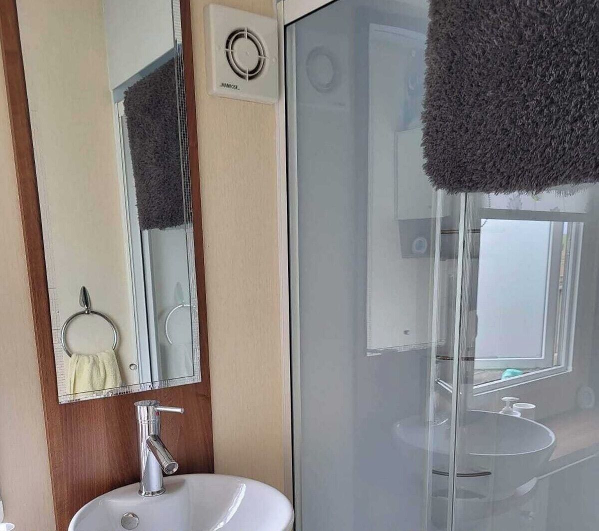 Shower, hair dryer, towels