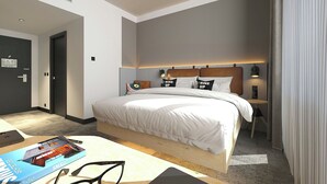 Ein modernes Hotelzimmer mit einem großen Bett, Nachttischen, einem Schreibtisch und einem Stuhl.