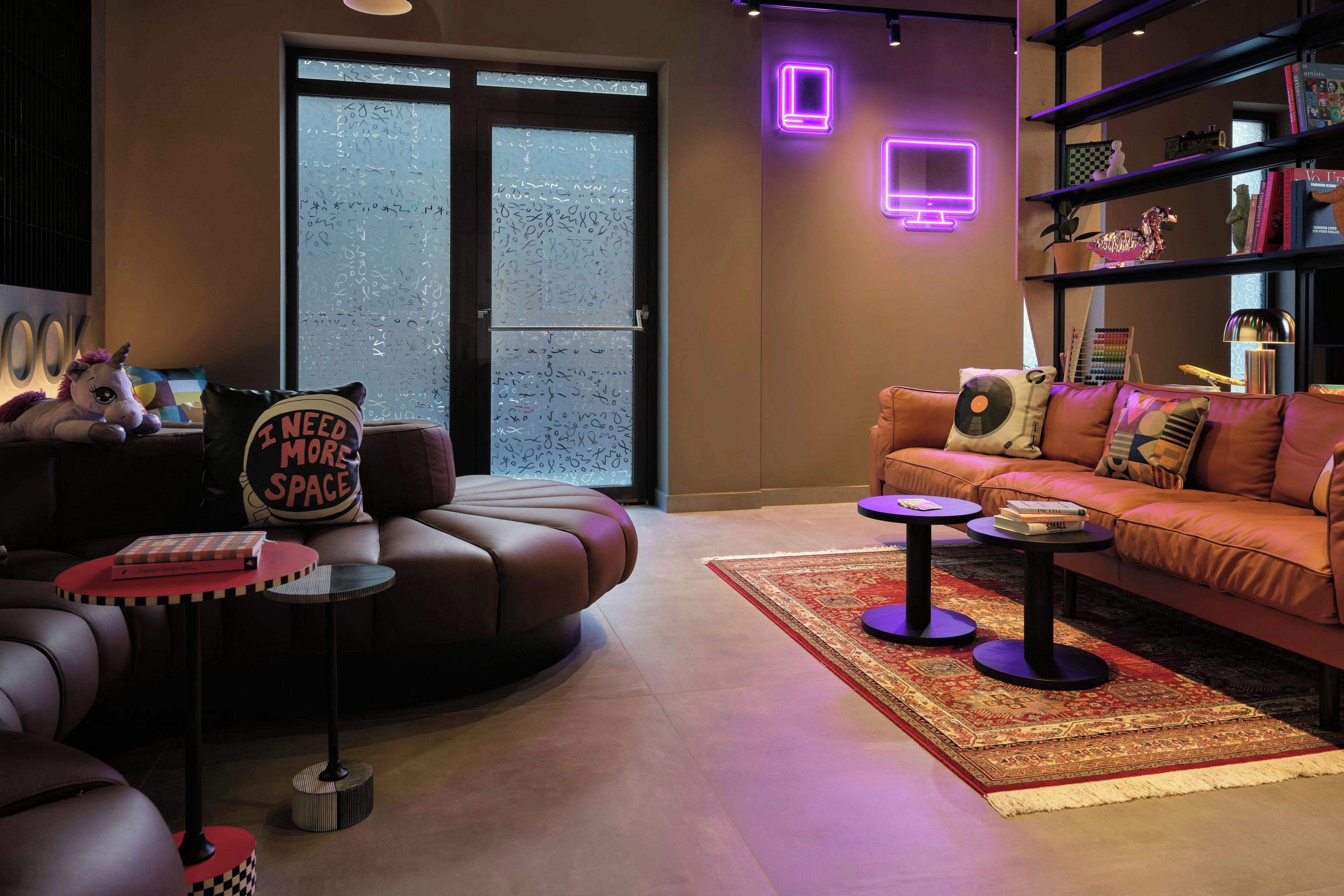 Un salon moderne avec des canapés en cuir, une table basse et un tapis.