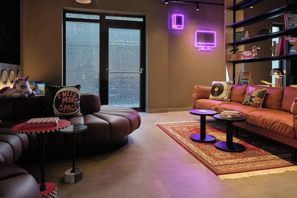Una sala moderna con sofás de cuero, una mesa de centro y una alfombra.