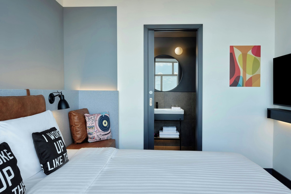 Suite, 1 kingsize bed met slaapbank | Een kluis op de kamer, verduisterende gordijnen, geluiddichte muren