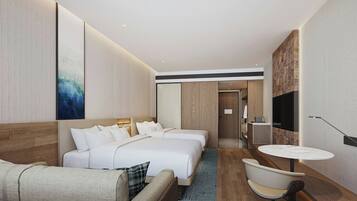 Quarto de hotel moderno com uma cama grande, um sofá, uma mesinha e uma televisão.