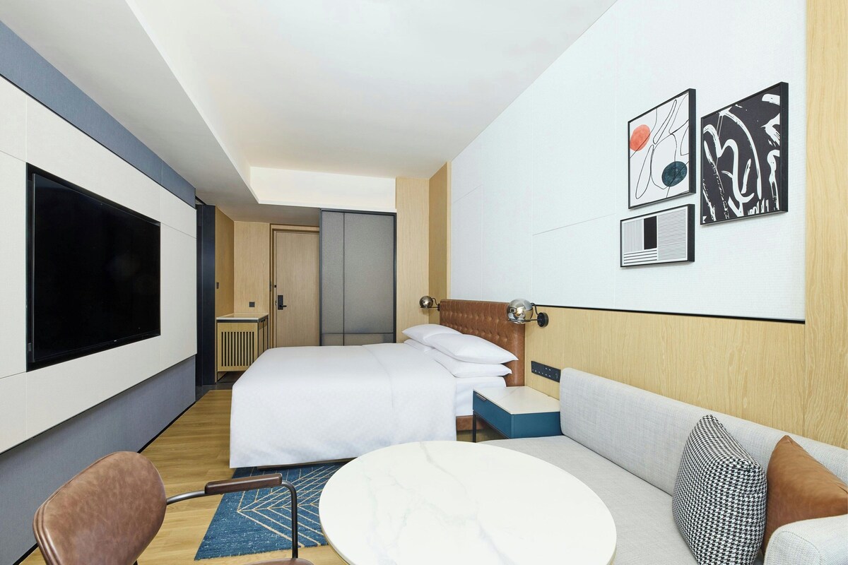 Superior Room, 1 King Bed, City View