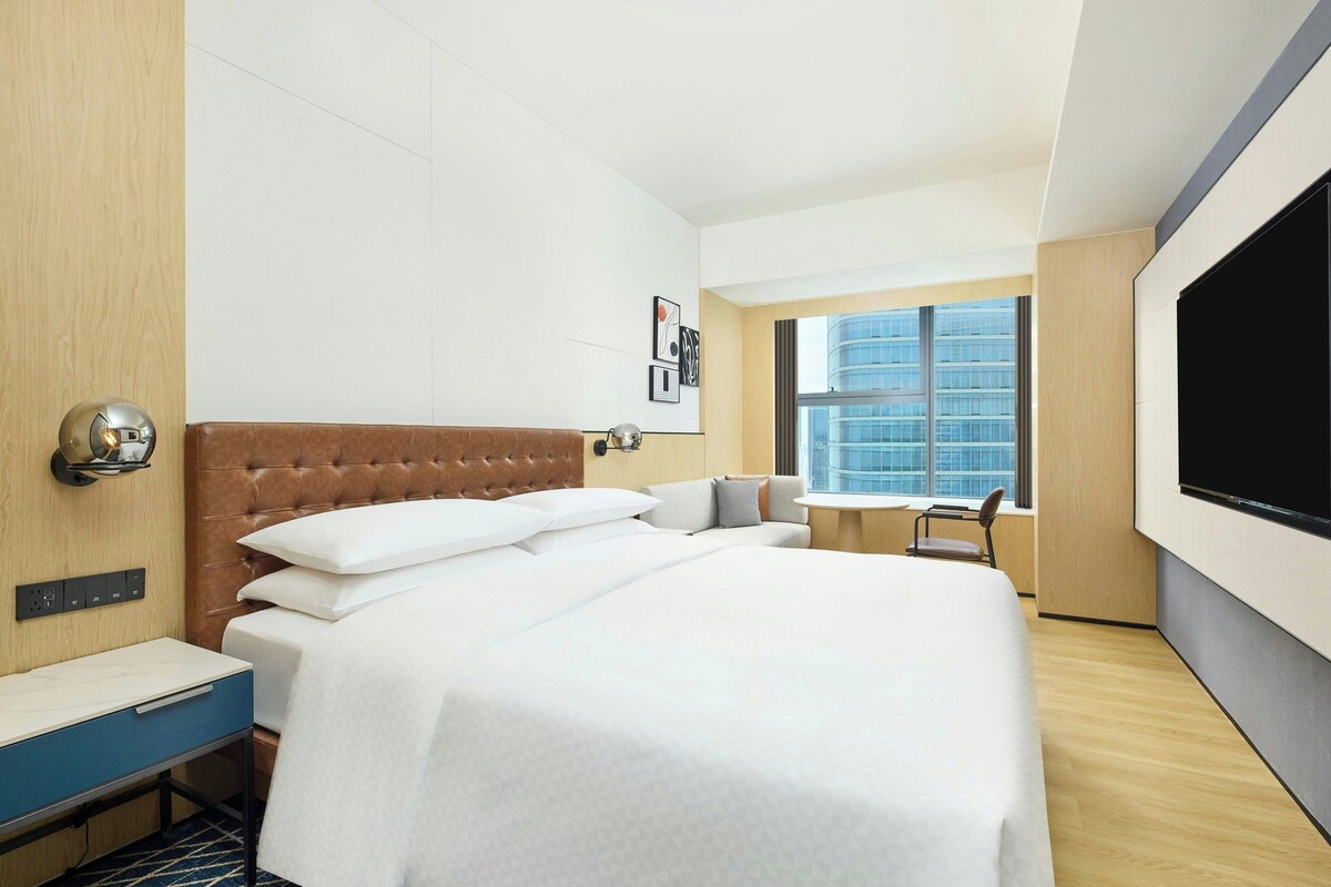 Premium Room, 1 King Bed, City View