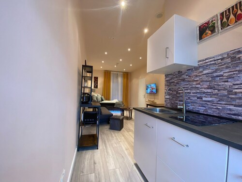 Apartment Sleeps 3 with Parking and Garden