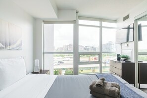 Deluxe Double Room, Balcony, City View - Luxury Suites Downtown with Parking (Toronto)