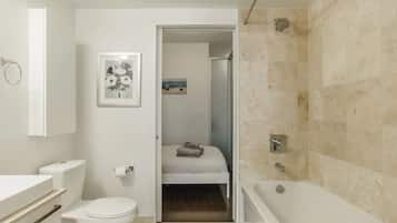 Deluxe Double Room, Balcony, City View | Bathroom