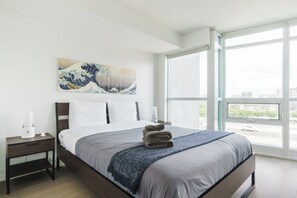 Deluxe Double Room, Balcony, City View - Luxury Suites Downtown with Parking (Toronto)