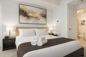 Deluxe Double Room, Balcony, City View - Luxury Suites Downtown with Parking (Toronto)