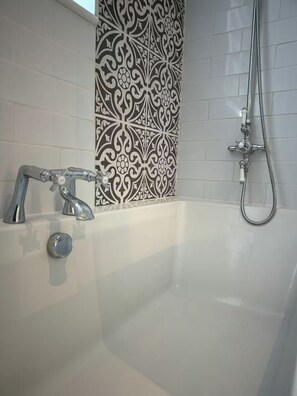 Towels - House - Sleeps 6 - Private Garden & Parking (Wokingham)