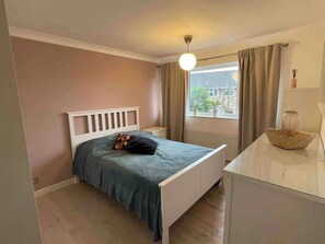 Room - House - Sleeps 6 - Private Garden & Parking (Wokingham)