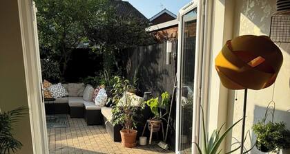 House - Sleeps 6 - Private Garden & Parking