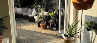 House - Sleeps 6 - Private Garden & Parking