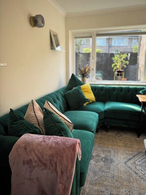 Living area - House - Sleeps 6 - Private Garden & Parking (Wokingham)