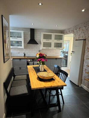 Dining - House - Sleeps 6 - Private Garden & Parking (Wokingham)