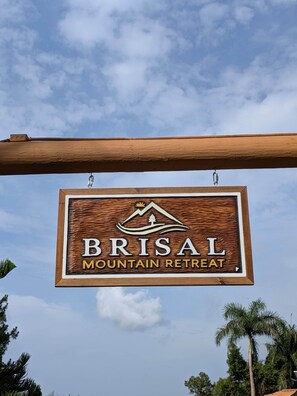 A wooden sign with the text 'BRISAL MOUNTAIN RETREAT' and a mountain logo. - Flamingo Grand Suite  - Brisal Mountain Retreat (Jarabacoa)