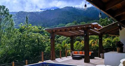 Parrot Room - Brisal Mountain Retreat