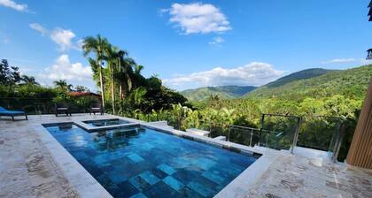 Parrot Room - Brisal Mountain Retreat