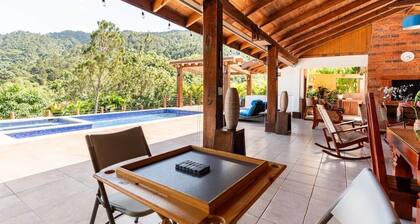 Parrot Room - Brisal Mountain Retreat