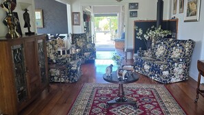 Lobby - Willowstream Cottage - Te Awanga, Hawkes Bay NZ (Te Awanga)