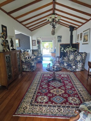Lobby - Willowstream Cottage - Te Awanga, Hawkes Bay NZ (Te Awanga)