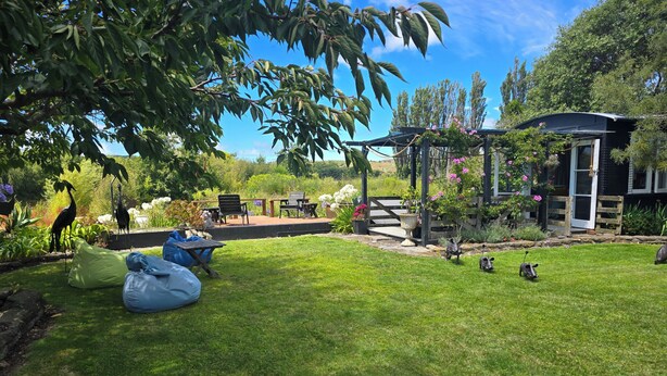 Outdoor dining - Willowstream Cottage - Te Awanga, Hawkes Bay NZ (Te Awanga)