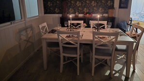 Dining - Willowstream Cottage - Te Awanga, Hawkes Bay NZ (Te Awanga)