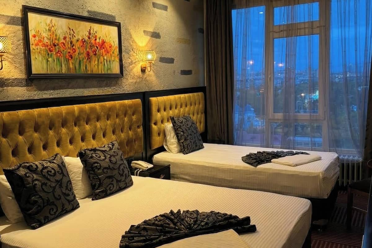 Chambre Familiale avec lits jumeaux, vue ville