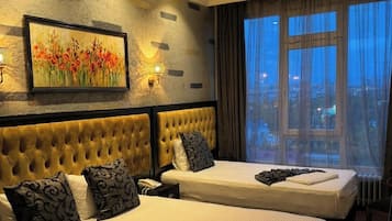 Chambre familiale avec lits jumeaux, vue sur la ville