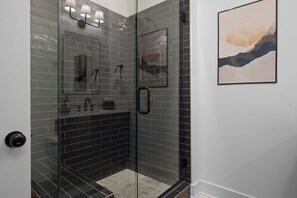 Shower, hair dryer, towels, soap - Luxe 3-bedroom Atlanta Townhome with Garage and Balcony (Atlanta)