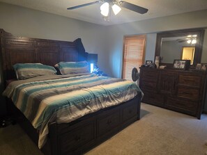 Room - 4-bedroom house in Olathe w/ fitness equipment and finished basement. (Olathe)