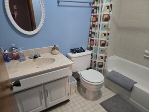 Bathroom - 4-bedroom house in Olathe w/ fitness equipment and finished basement. (Olathe)